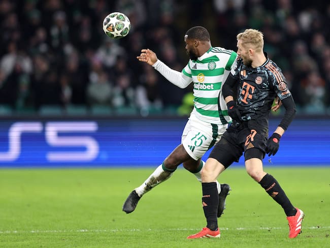 GLASGOW (United Kingdom), 12/02/2025.- Jeffrey Schlupp (L) of Celtic in action against Konrad Laimer of Bayern during the UEFA Champions League knockout phase play-offs 1st leg match between Celtic FC and FC Bayern Munich, in Glasgow, Britain, 12 February 2025. (Liga de Campeones, Reino Unido) EFE/EPA/ROBER PERRY