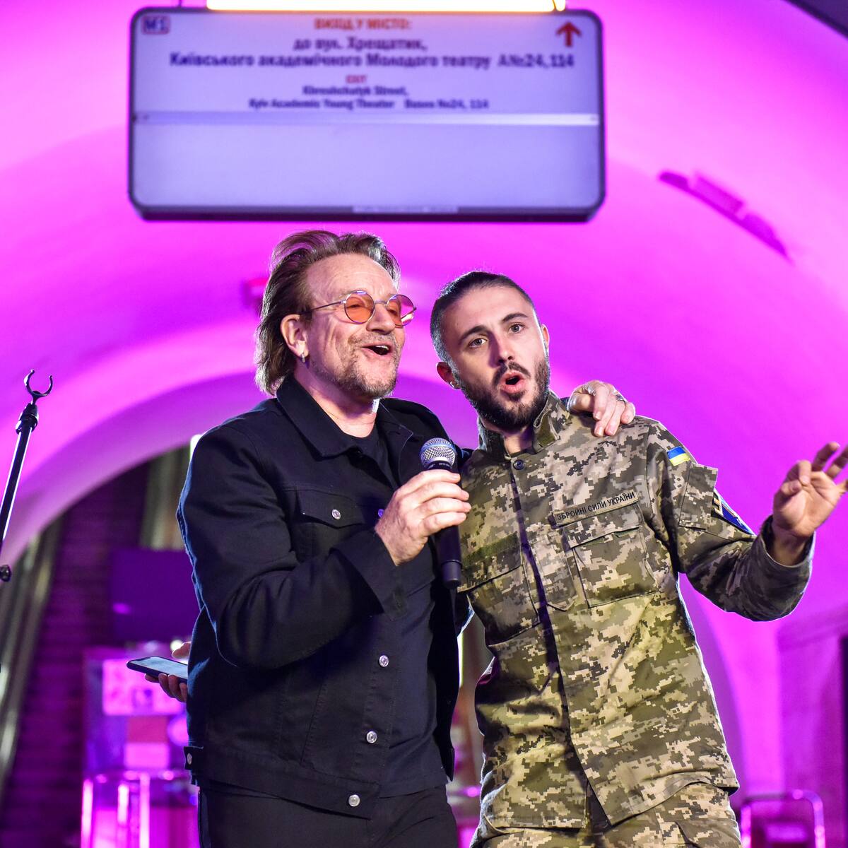 Video: Bono, vocalista de U2, dio un “concierto por la paz” en una estación del metro de Kiev