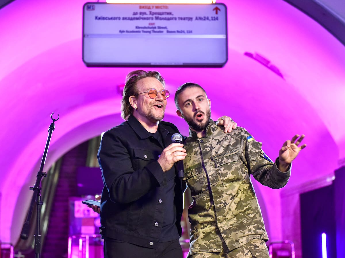 Video: Bono, vocalista de U2, dio un “concierto por la paz” en una estación del metro de Kiev