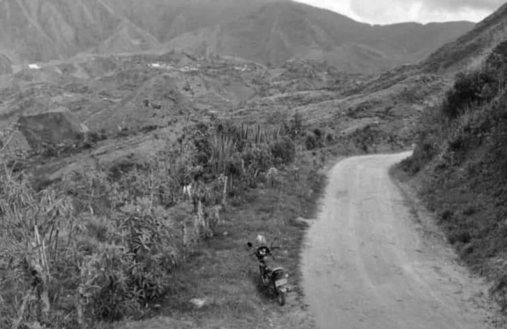 El cuerpo de la víctima fue encontrado al costado de una vía. Crédito: red de Apoyo Cauca.