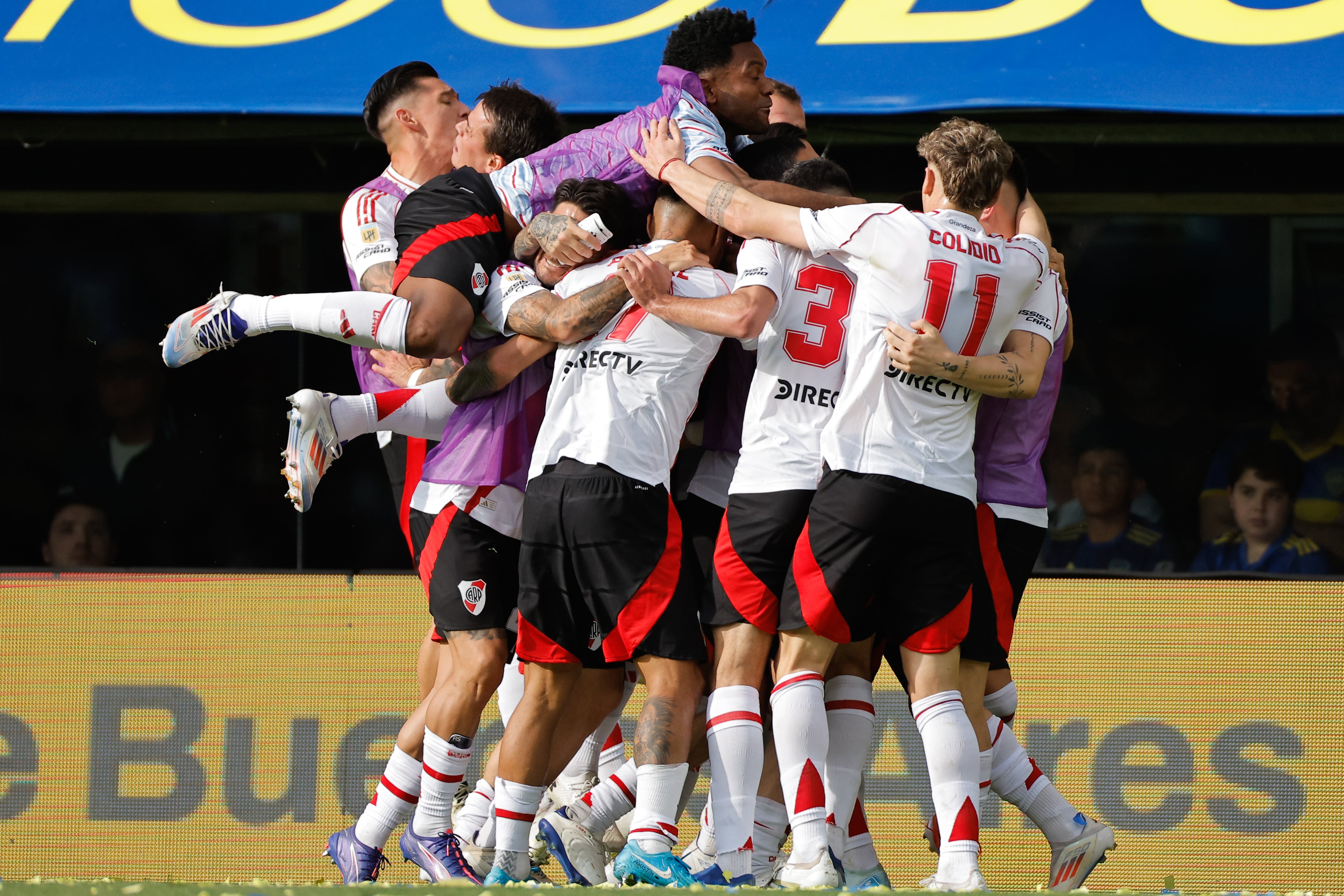 Jugadores de River celebran un gol este sábado, en un partido de la fecha 15 de la Primera División entre Boca Juniors y River Plate en el estadio Alberto José Armando en Buenos Aires (Argentina). Foto: EFE.