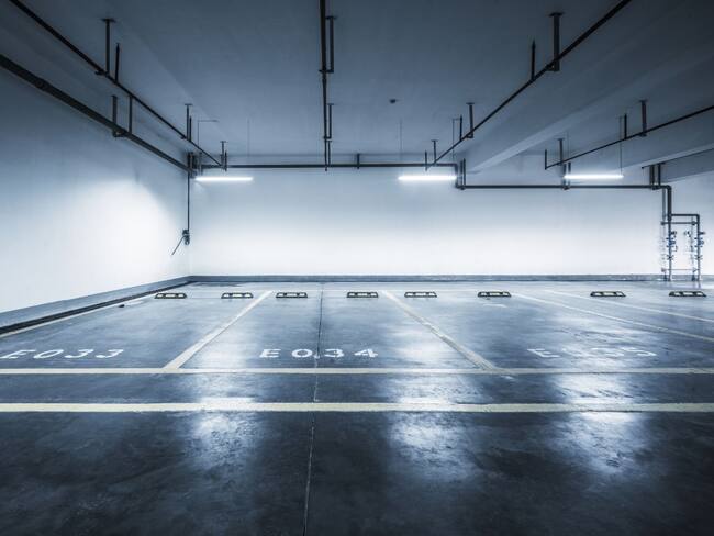 Investigan extraña desaparición de más de 60 vehículos en Córdoba. Foto: Getty Images (referencia parqueadero vacío).