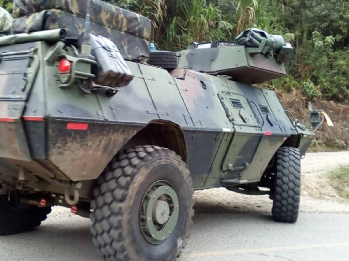 Combates dejan un presunto disidente fallecido y cinco civiles heridos en Cauca