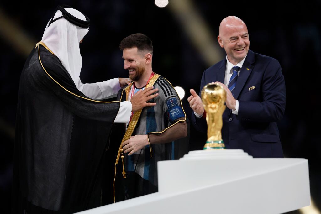 Messi recibe la bata por parte del Emir de Qatar Amim Bin Hamad Al Thani. Foto: Richard Sellers/Getty Images