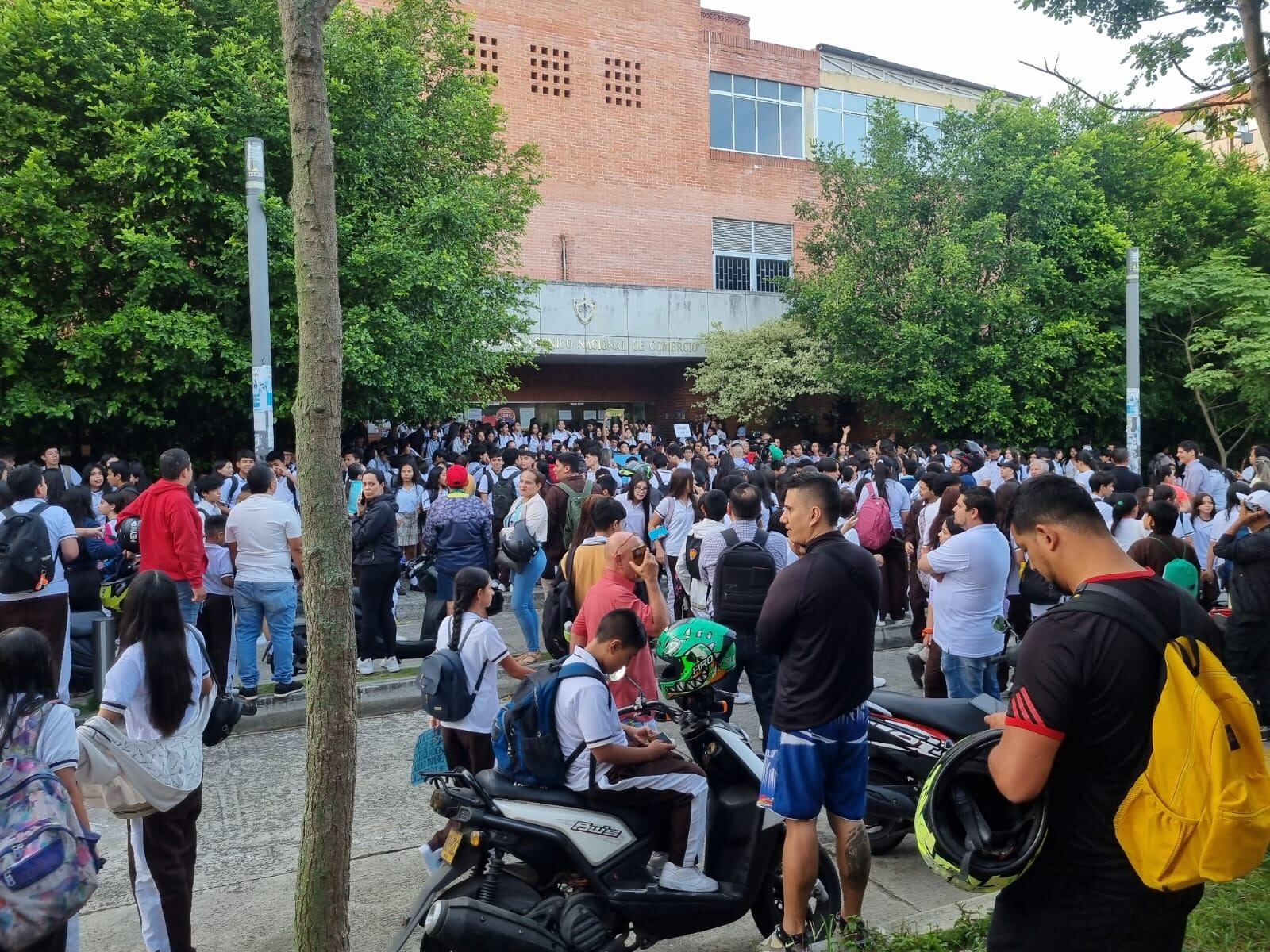 Protesta en la Nacional de Comercio de Bucaramanga para exigir arreglos en infraestructura. Foto: SES