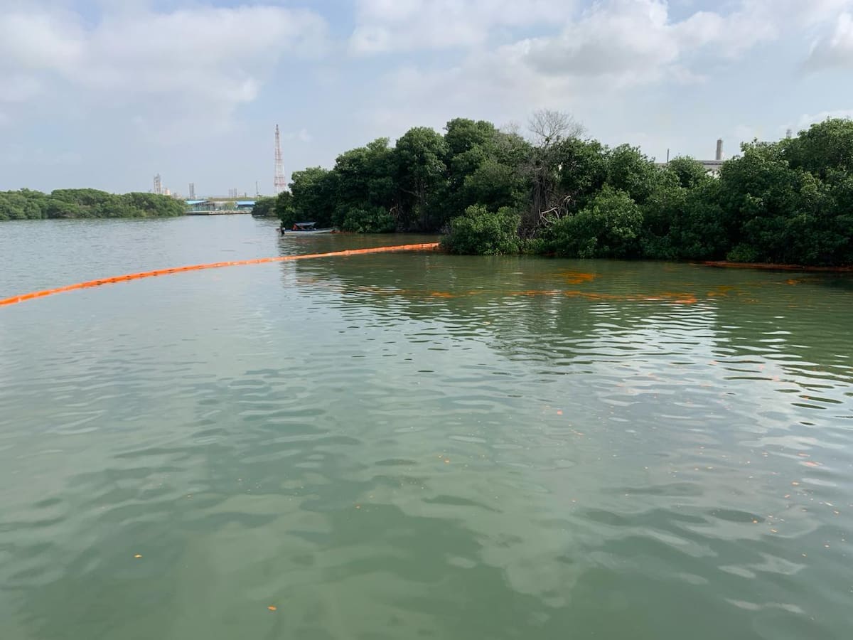 Emergencia en la Bahía de Cartagena por derrame de aceite de Palma, el 80% fue retirado