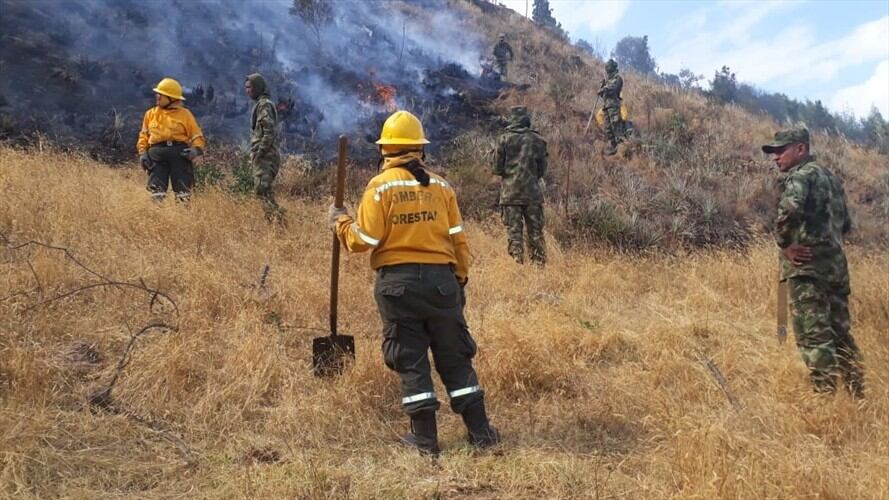 Las llamas se mantienen activas en los municipios de Aquitania, Campohermoso, Güicán, Samacá, Sotaquirá, Chivor, Cómbita y Ventaquemada. Foto: Ejército Nacional