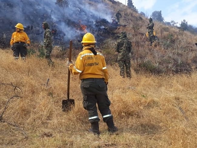 Las llamas se mantienen activas en los municipios de Aquitania, Campohermoso, Güicán, Samacá, Sotaquirá, Chivor, Cómbita y Ventaquemada. Foto: Ejército Nacional