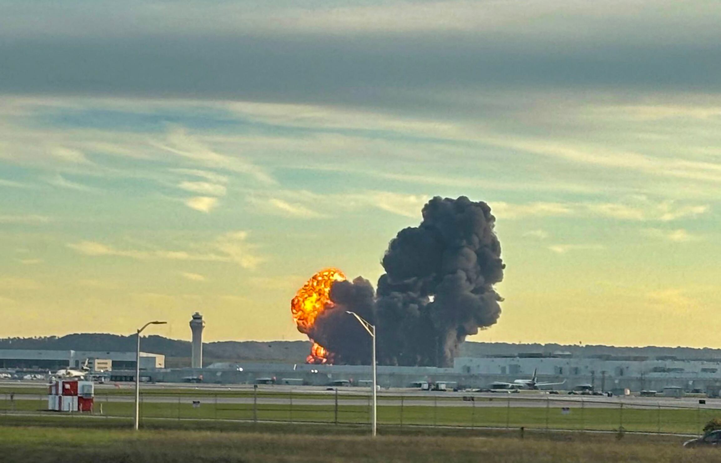 Al menos tres muertos y once heridos en el accidente del avión de UPS en Kentucky. (Photo by HANDOUT / Courtesy of X account @LeviDean98 / AFP)