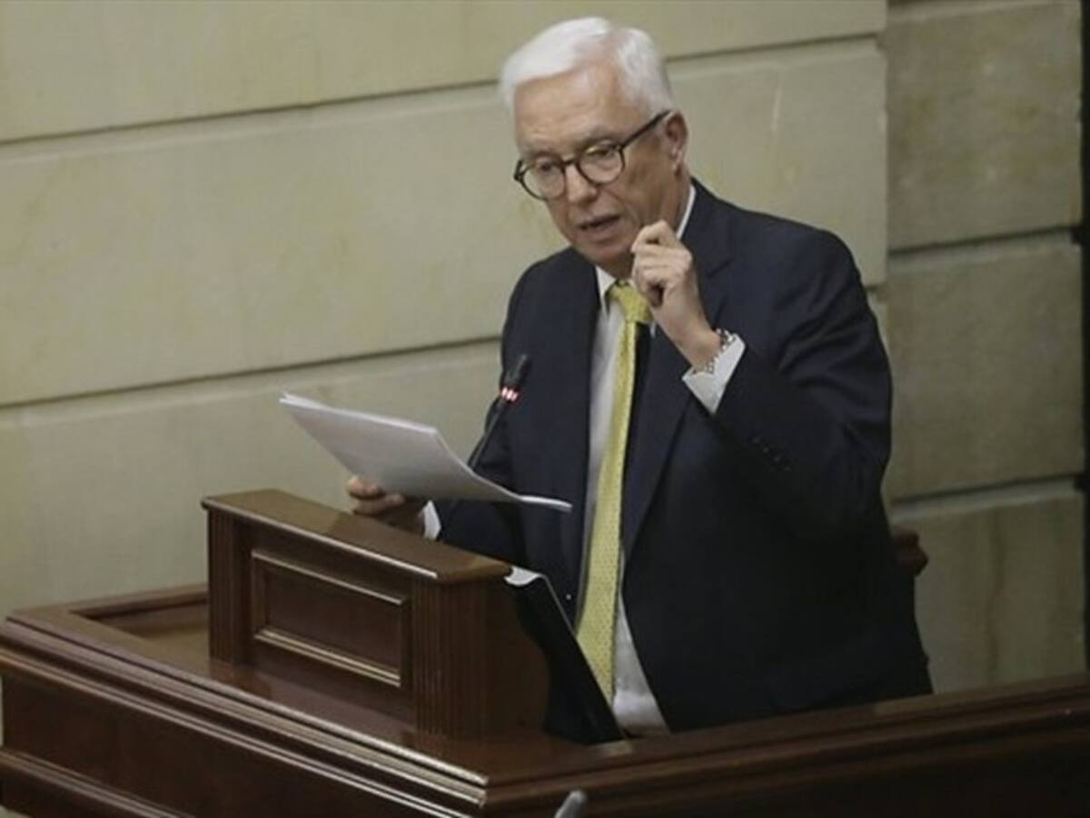 Le exijo al Presidente que saque a Carrasquilla del cargo: Robledo