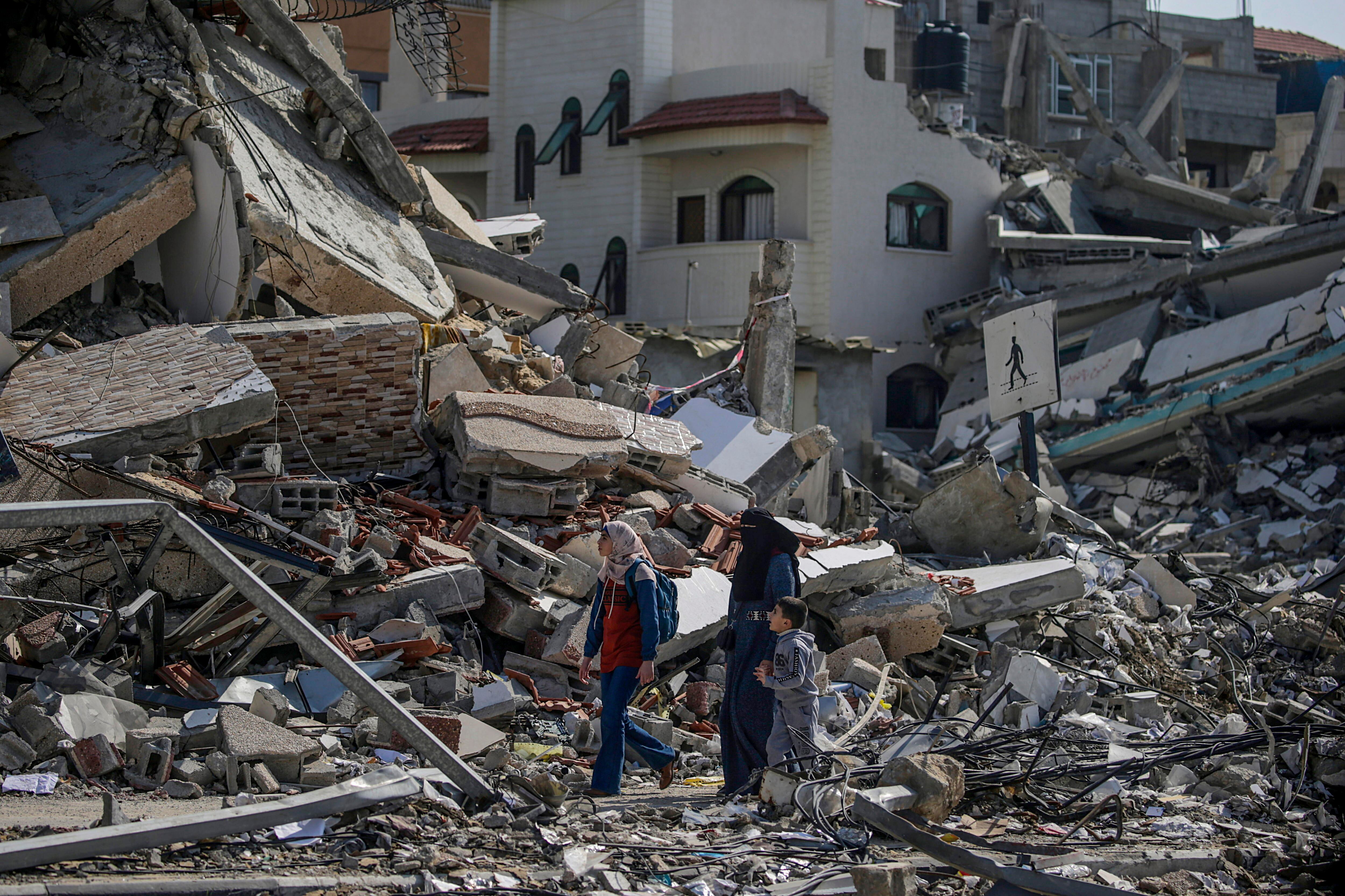 Al Nuseirat Camp (-), 28/02/2024.- A Palestinian mother walks with her children among the rubble of a destroyed residential building in Al Nuseirat refugee camp, central Gaza Strip, 28 February 2024, following Israeli air strikes. More than 29,900 Palestinians and over 1,300 Israelis have been killed, according to the Palestinian Health Ministry and the Israel Defense Forces (IDF), since Hamas militants launched an attack against Israel from the Gaza Strip on 07 October 2023, and the Israeli operations in Gaza and the West Bank which followed it. EFE/EPA/MOHAMMED SABER