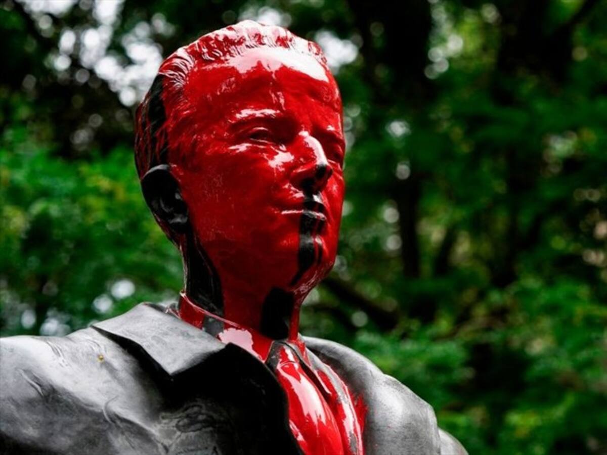 Es un revisionismo inútil el linchamiento de una estatua: Héctor Abad Faciolince