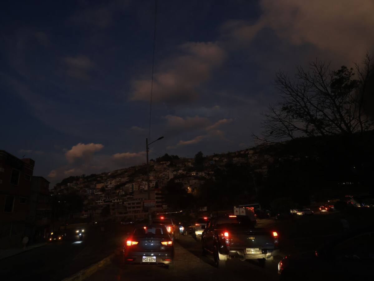 Cambió zona horaria de clases educativas por apagones de catorce horas diarias en Ecuador
