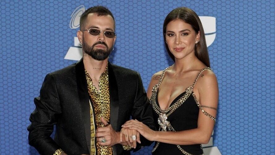 Mike Bahía y Greeicy Rendón en la entrega número 21 de los Latin Grammy. Foto: Getty Images/Rodrigo Varela