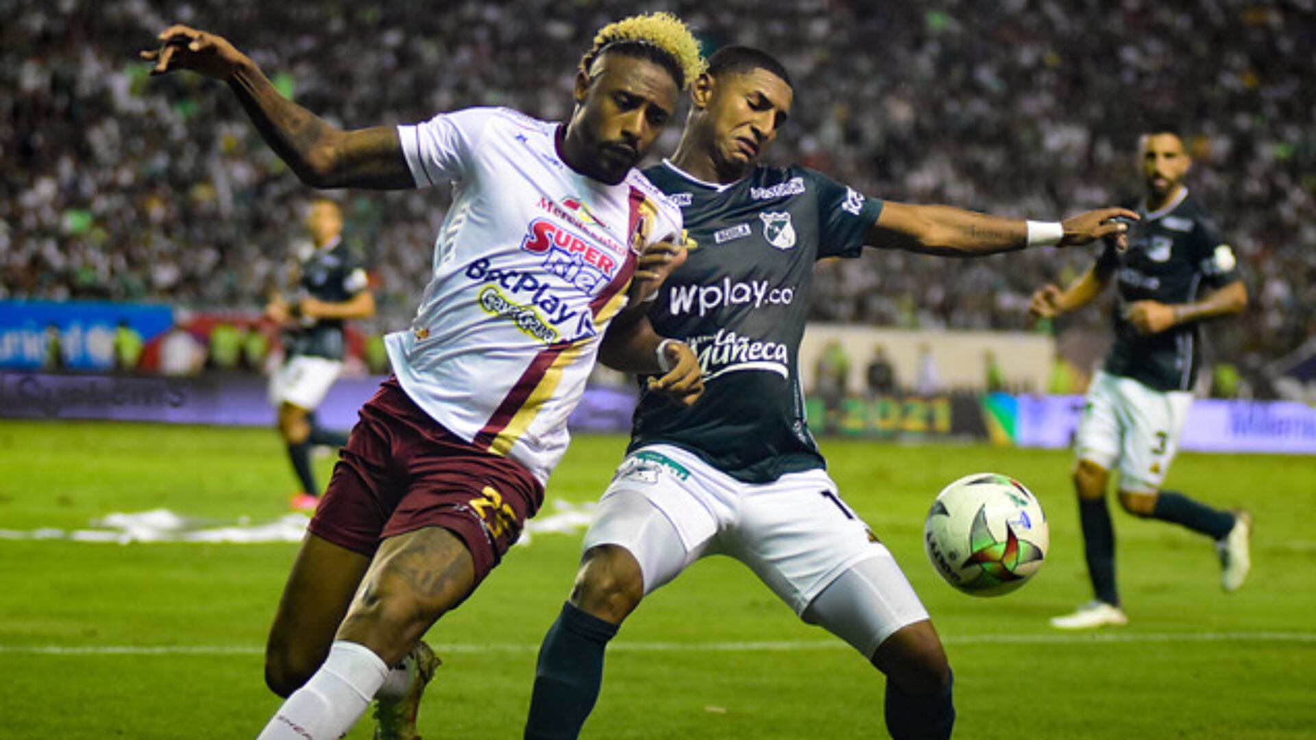 Omar Albornoz y Juan Camilo Angulo en la final de ida de la liga colombiana 2021-II