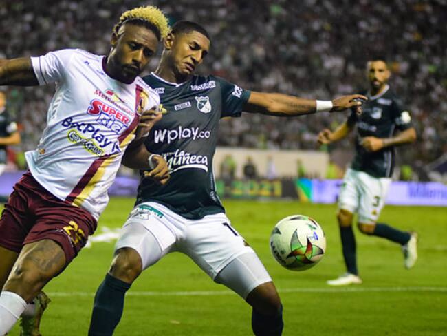 Omar Albornoz y Juan Camilo Angulo en la final de ida de la liga colombiana 2021-II