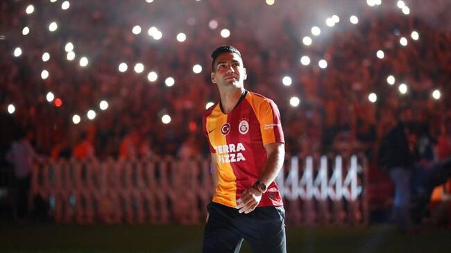 ¡Como un ídolo! Así fue la presentación oficial de Falcao con el Galatasaray. Foto: Twitter Galatasaray