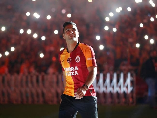 ¡Como un ídolo! Así fue la presentación oficial de Falcao con el Galatasaray. Foto: Twitter Galatasaray
