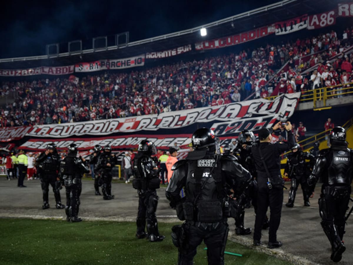 ¿Qué sanciones afrontarían Santa Fe y América tras violencia de sus hinchas en El Campín de Bogotá?