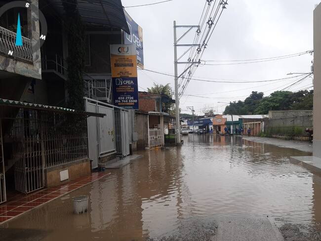 Las autoridades en Cali elevaron a naranja la alerta por las fuertes lluvias, las cuales podrían ocasionar el desbordamiento del río Cauca. Foto: Bomberos Cali.