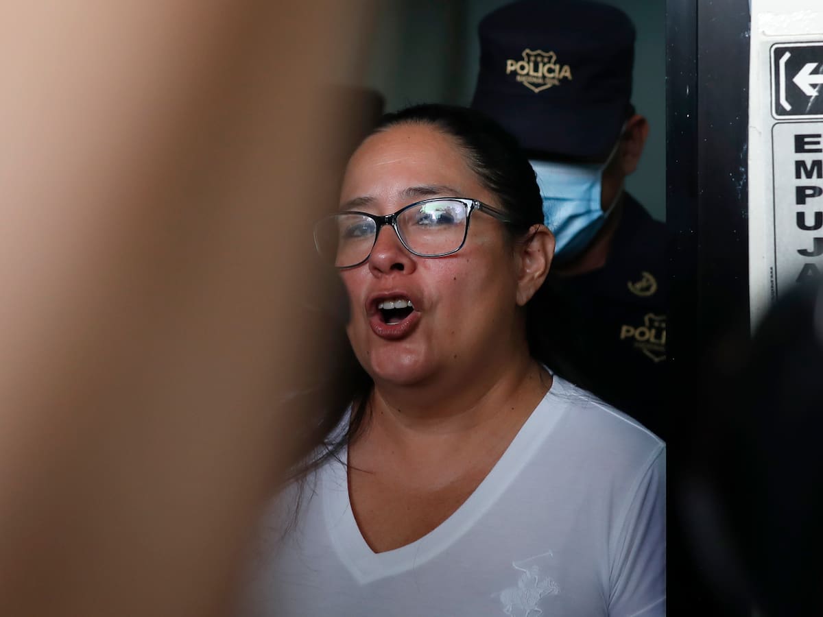La Fiscalía de El Salvador acusó a la defensora Ruth López de enriquecimiento ilícito