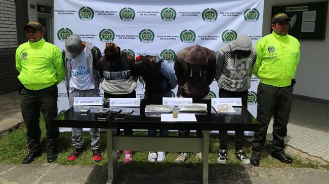 La banda estaba integrada por tres hombres entre los 19 y 23 años y dos mujeres de 20 y 21 años de edad.. Foto: Policía de Boyacá.
