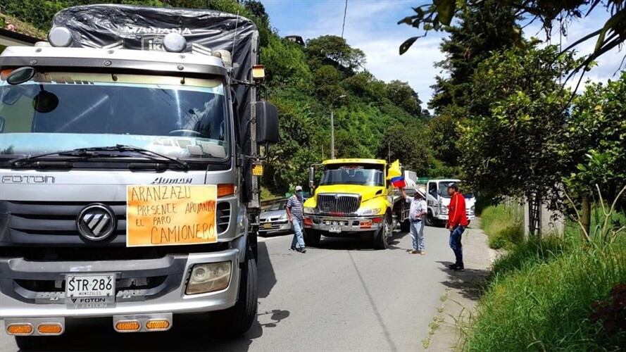 Por manifestaciones en municipios de Caldas algunas vías están bloqueadas. Foto: Cortesía: Mario Escobar