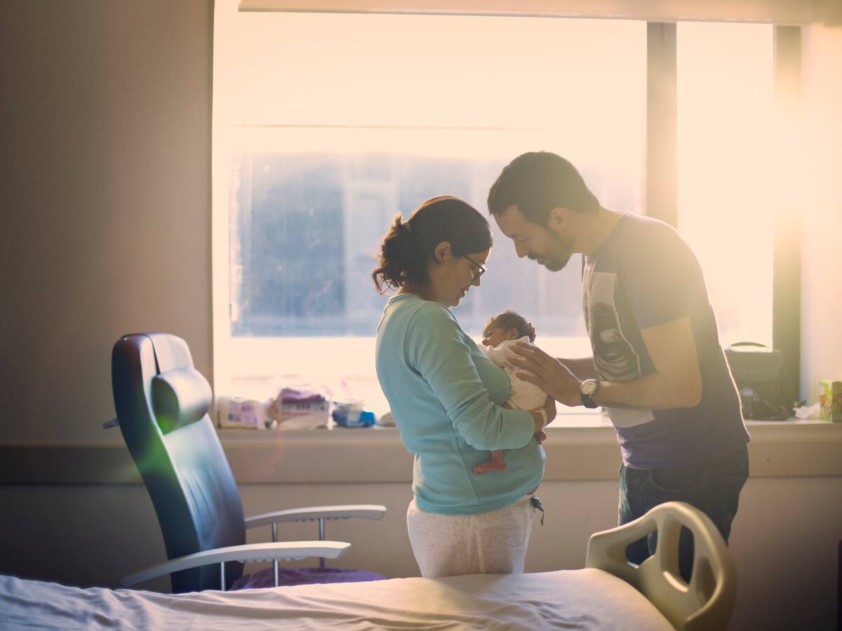 ¿La paternidad protege al cerebro del envejecimiento? Neurólogo reveló detalles