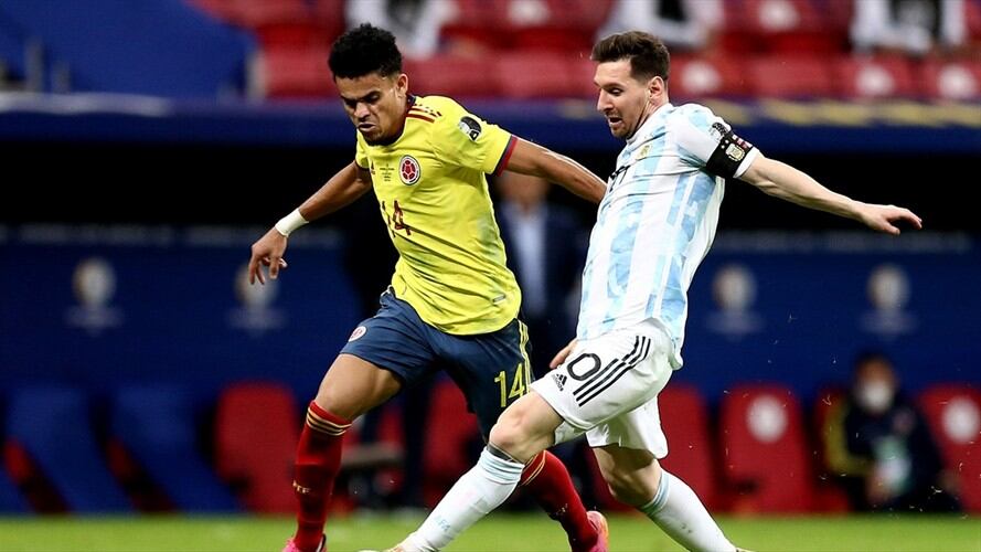 Luis Díaz y Lionel Messi en el partido entre Colombia y Argentina por Copa América 2021. Foto: MB Media/Getty Images