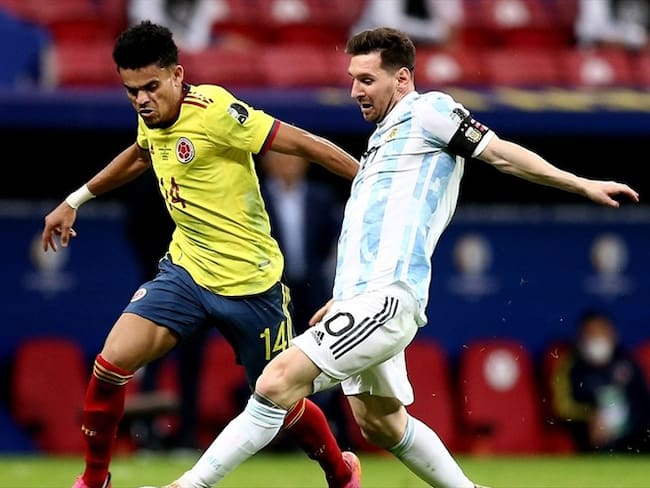 Luis Díaz y Lionel Messi en el partido entre Colombia y Argentina por Copa América 2021. Foto: MB Media/Getty Images