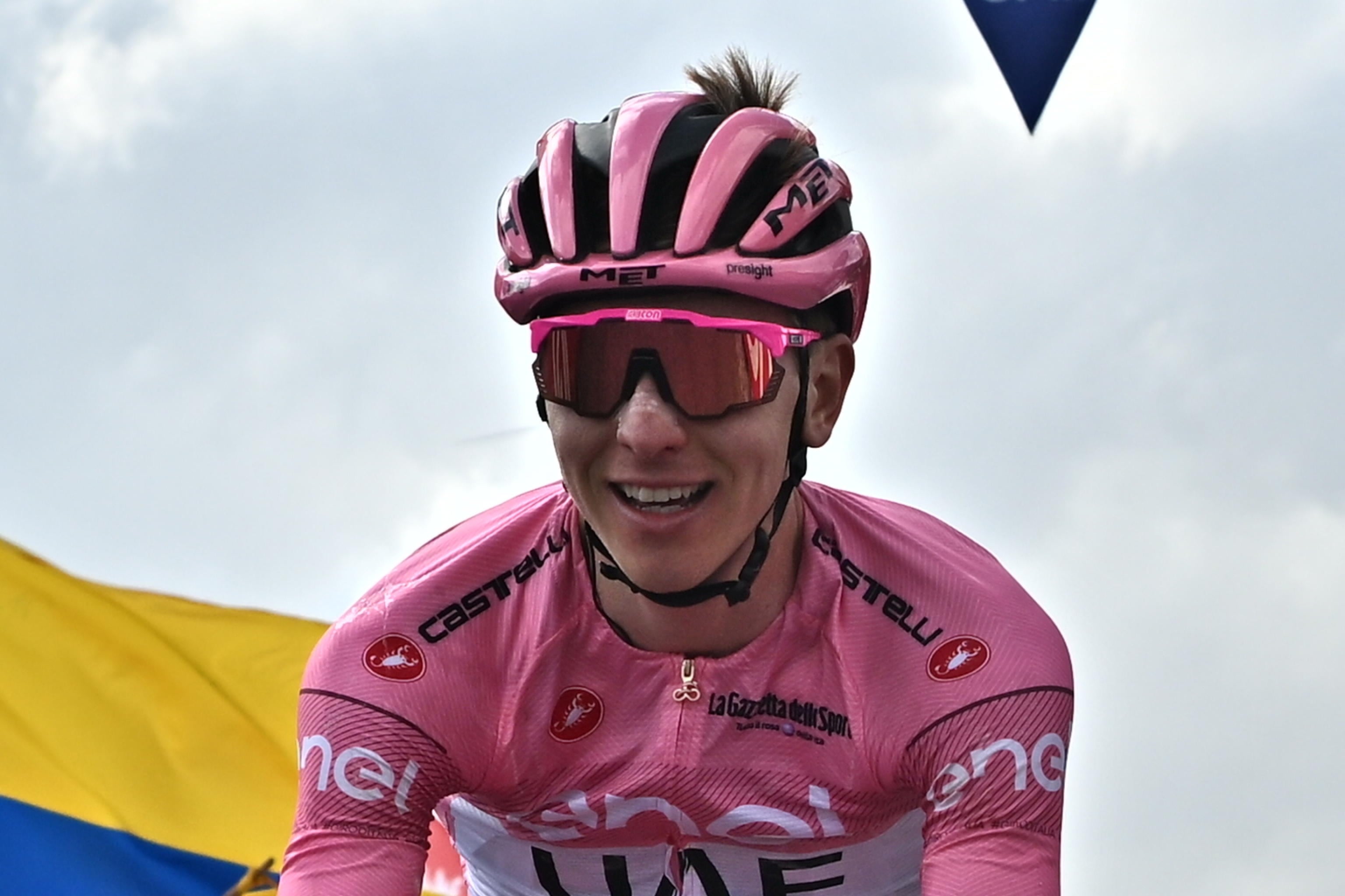 Livigno (Italy), 19/05/2024.- Slovenian rider Tadej Pogacar of UAE Team Emirates celebrates after crossing the finish line to win the 15th stage of the 107th Giro d'Italia 2024 cycling tour, over 222 km from Manerba del Garda to Livigno, Italy, 19 May 2024. (Ciclismo, Italia, Eslovenia) EFE/EPA/LUCA ZENNARO