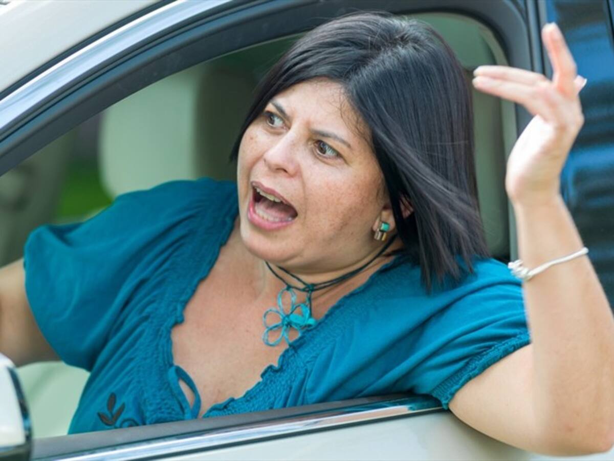 Según estudio personas que dicen groserías mientras conducen, serían más inteligentes