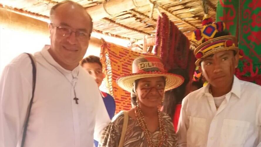 El padre Fabio Estupiñan, quien apoya la seguridad alimentaria de más 7.500 niños en la Alta Guajira. . Foto: Cortesía