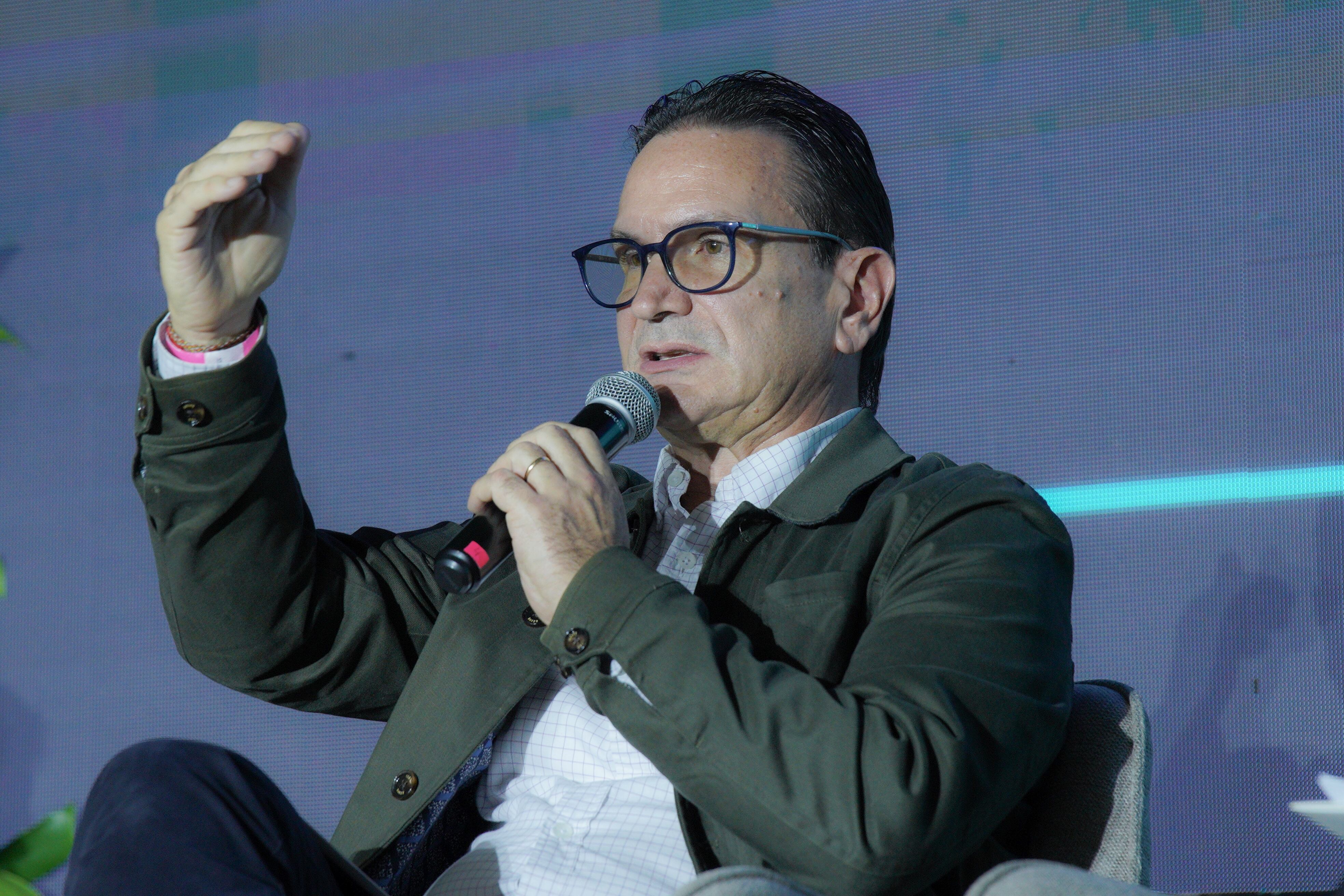 Juan Carlos Mora, presidente de Bancolombia, señaló que es necesario construir más confianza entre los sectores privado y público. | Foto: W Radio