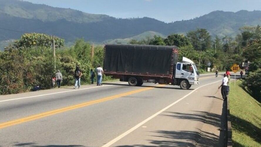 En medio de los bloqueos que se registran en la vía Panamericana entre Cali y Popayán, se registró un caso de hurto a un vehículo de carga pesada que transportaba cervezas. Foto: Getty Images
