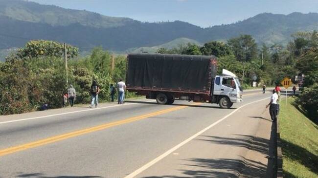 En medio de los bloqueos que se registran en la vía Panamericana entre Cali y Popayán, se registró un caso de hurto a un vehículo de carga pesada que transportaba cervezas. Foto: Getty Images