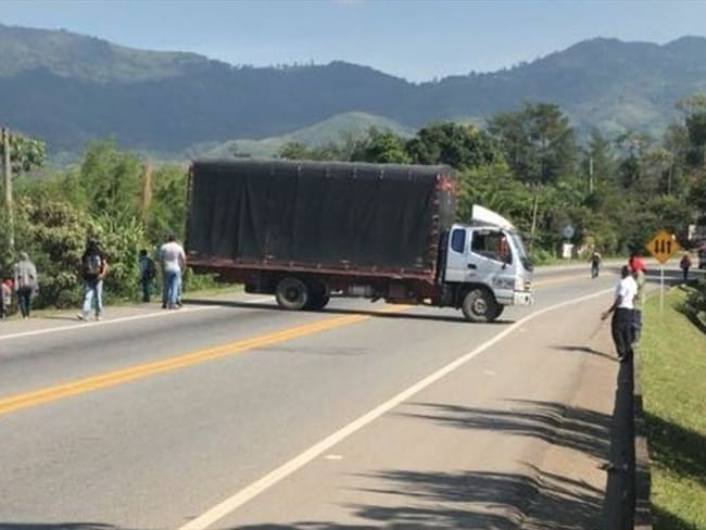 En medio de los bloqueos que se registran en la vía Panamericana entre Cali y Popayán, se registró un caso de hurto a un vehículo de carga pesada que transportaba cervezas. Foto: Getty Images