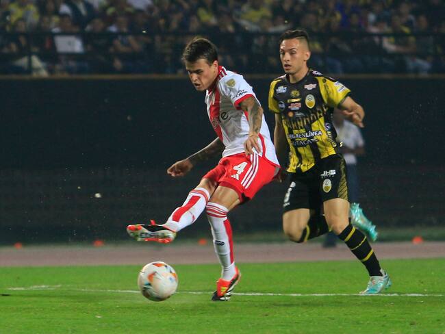 AMDEP8794. SAN CRISTÓBAL (VENEZUELA), 02/04/2024.- Yerson Chacón (d) de Táchira disputa el balón con Nicolás Fonseca de River este martes, en un partido de la fase de grupos de la Copa Libertadores entre Deportivo Táchira y River Plate en el estadio Polideportivo Pueblo Nuevo en San Cristóbal (Venezuela). EFE/ Mario Caicedo
