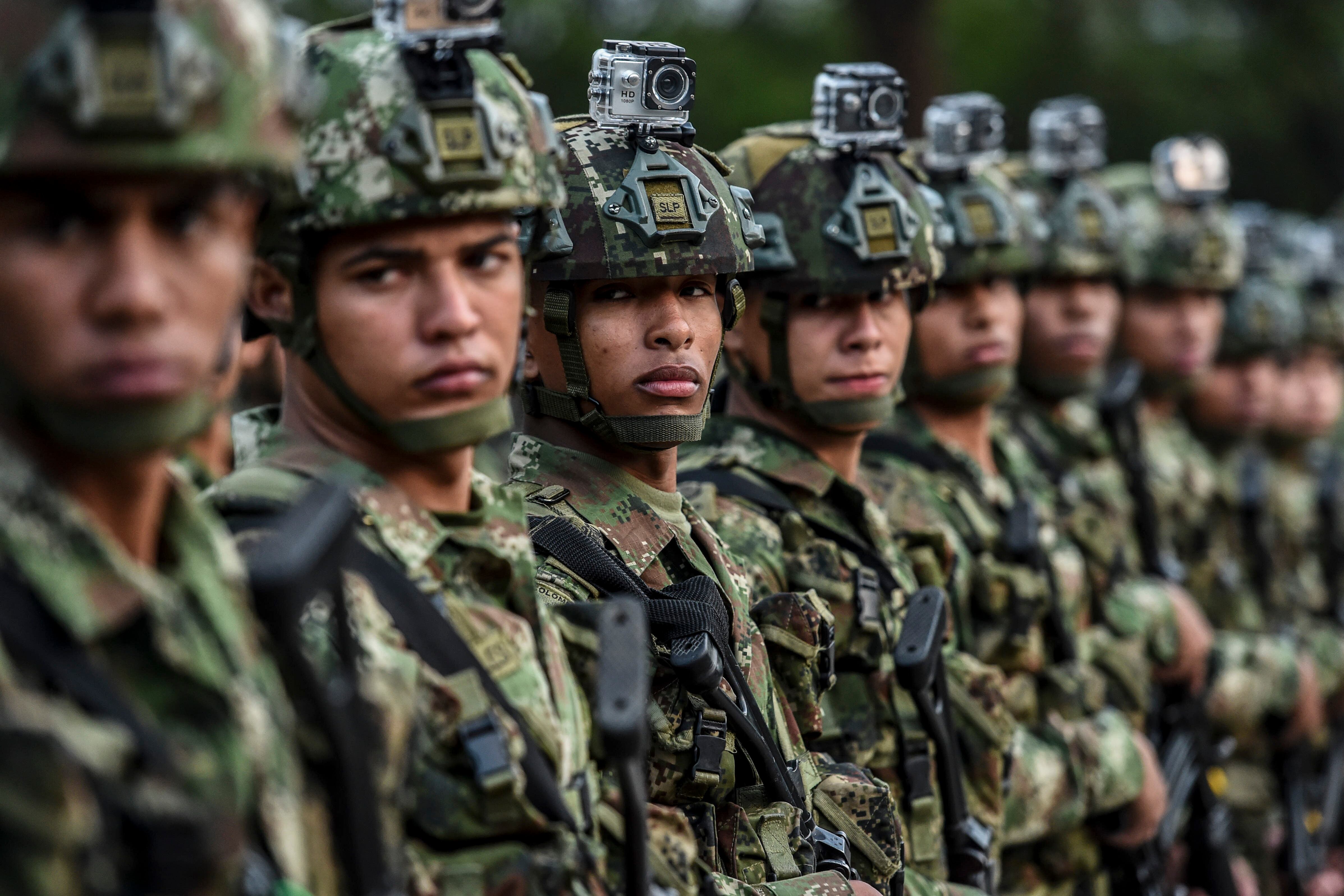 Soldados del Ejército Nacional de Colombia durante la presentación de un nuevo batallón en Antioquia (Foto vía GettyImages)