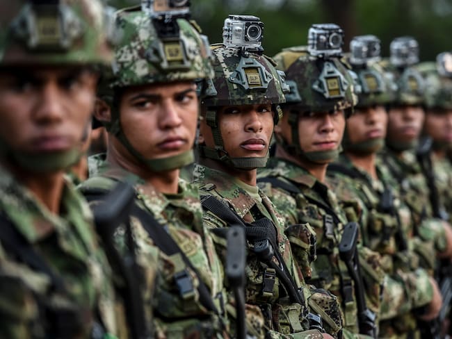 Soldados del Ejército Nacional de Colombia durante la presentación de un nuevo batallón en Antioquia (Foto vía GettyImages)