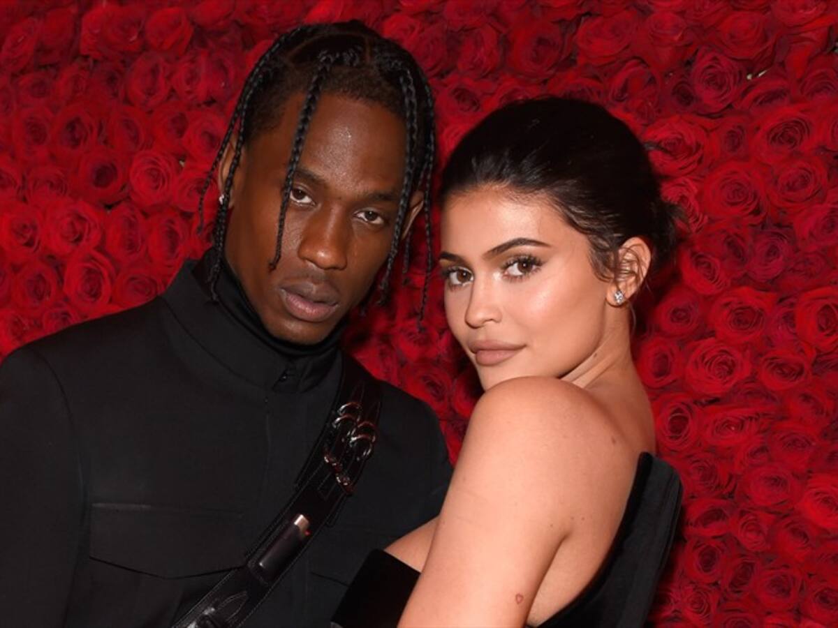 Con pétalos de rosa, pareja de Kylie Jenner le celebra su cumpleaños