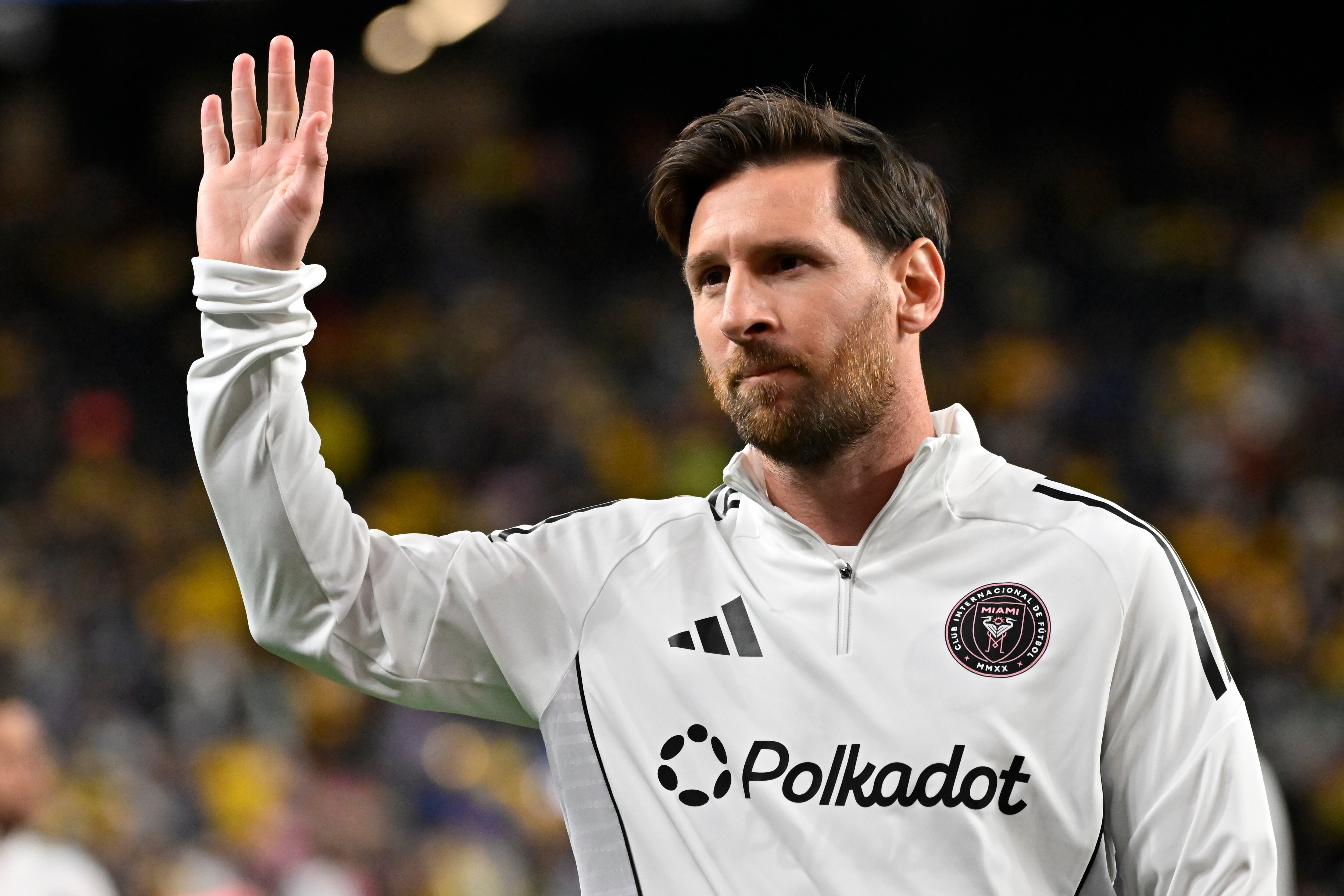 LAS VEGAS (ESTADOS UNIDOS), 18/01/2025.- El delantero argentino del Inter Miami Lionel Messi calienta antes del partido amistoso disputado contra el América en el Allegiant Stadium de Las Vegas el sábado 18 de enero. EFE/ David Becker