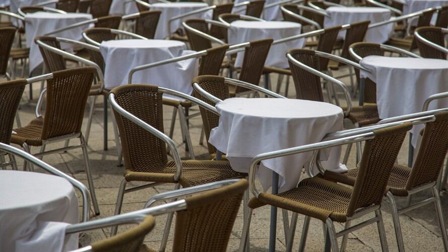 El protocolo establece que para el consumo de alimentos dentro del establecimiento se debe garantizar el distanciamiento.. Foto: Getty Images