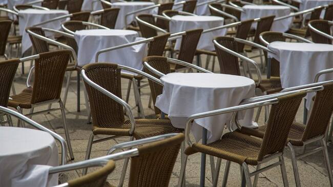 El protocolo establece que para el consumo de alimentos dentro del establecimiento se debe garantizar el distanciamiento.. Foto: Getty Images