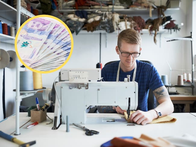 Hombre usando una máquina de coser, encima dinero colombiano (GettyImages)