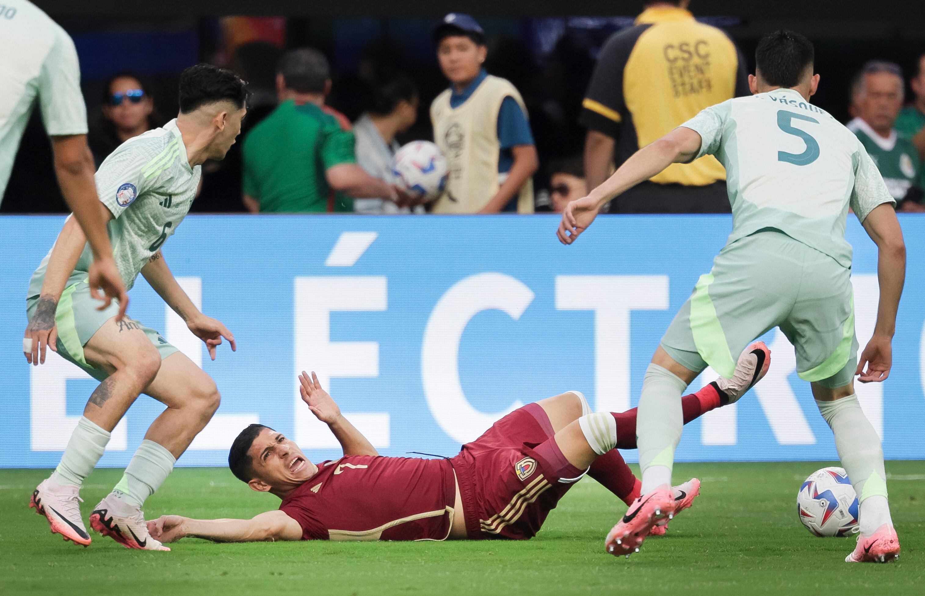 Inglewood (United States), 26/06/2024.- Venezuela's Jefferson Savarino (C) reacts after a tackle as Mexico's Gerardo Arteaga (L) and Johan Vasquez (R) look on during the first half of the CONMEBOL Copa America 2024 group B soccer match between Venezuela and Mexico at SoFi Stadium in Inglewood, California, USA, 26 June 2024. EFE/EPA/ALLISON DINNER