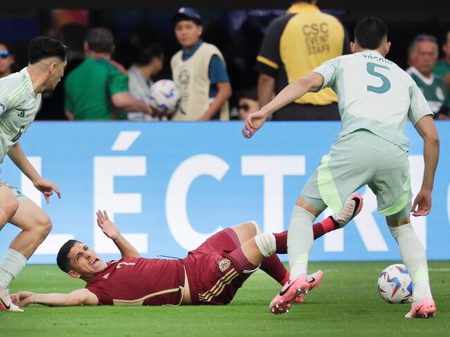 Inglewood (United States), 26/06/2024.- Venezuela's Jefferson Savarino (C) reacts after a tackle as Mexico's Gerardo Arteaga (L) and Johan Vasquez (R) look on during the first half of the CONMEBOL Copa America 2024 group B soccer match between Venezuela and Mexico at SoFi Stadium in Inglewood, California, USA, 26 June 2024. EFE/EPA/ALLISON DINNER