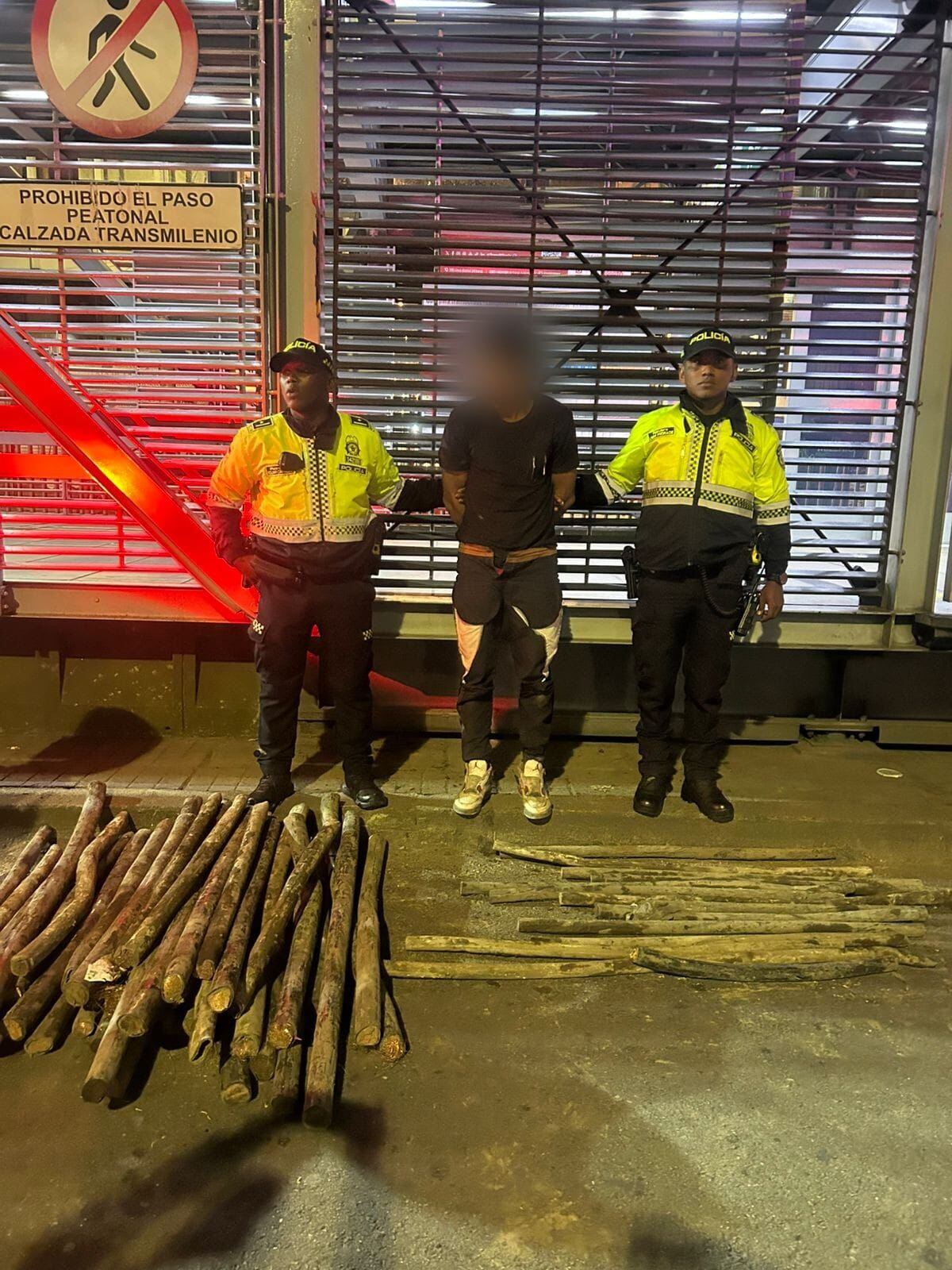 Ladrón que estaba robando cable terminó atrapado debajo de estación de TransMilenio en Bogotá. Foto: suministrada.