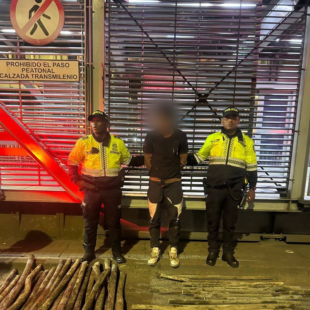 Ladrón que estaba robando cable terminó atrapado debajo de estación de TransMilenio en Bogotá