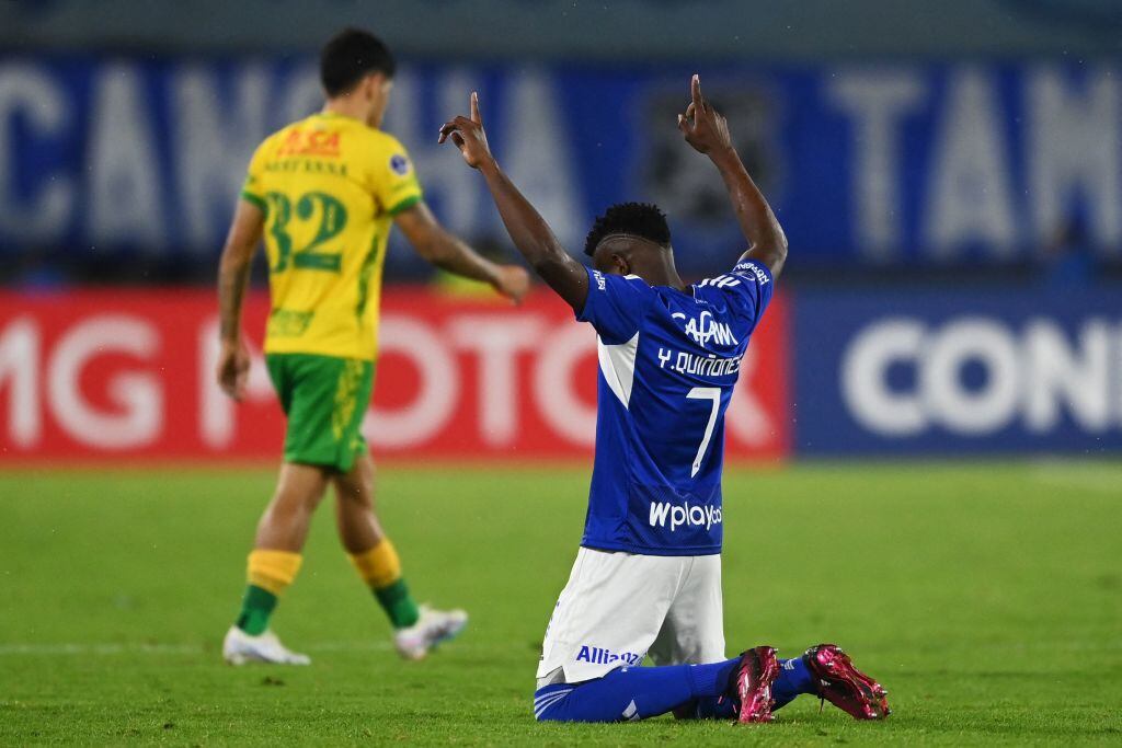 Yuber Quiñones celebra al finalizar el partdio de Millonarios vs. Defensa y Justicia. 4 de abril de 2023. Foto: JUAN BARRETO/AFP via Getty Images.
